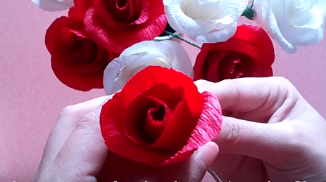 Cách làm hoa hồng giấy handmade bằng giấy nhún cực đẹp